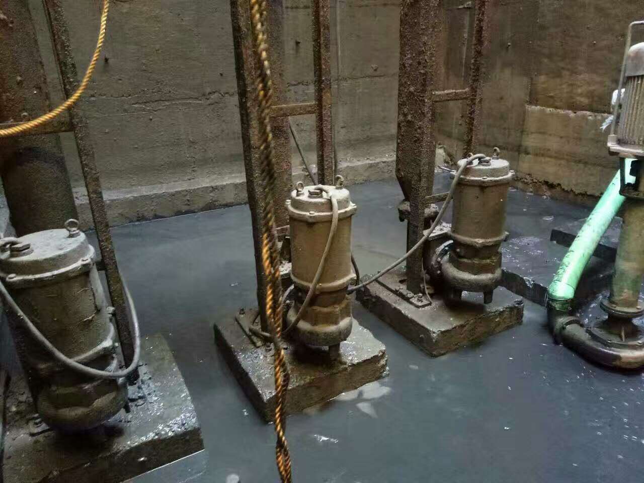 海头镇污水池清理