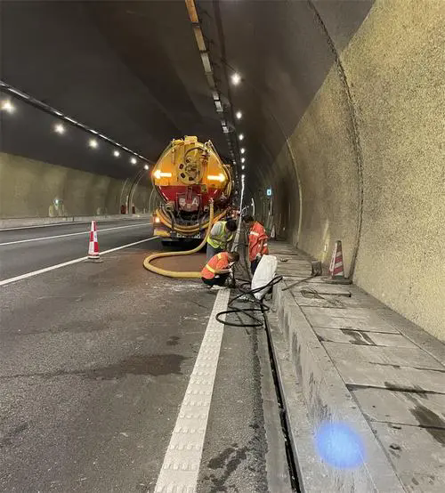 海头镇隧道排水渠清淤